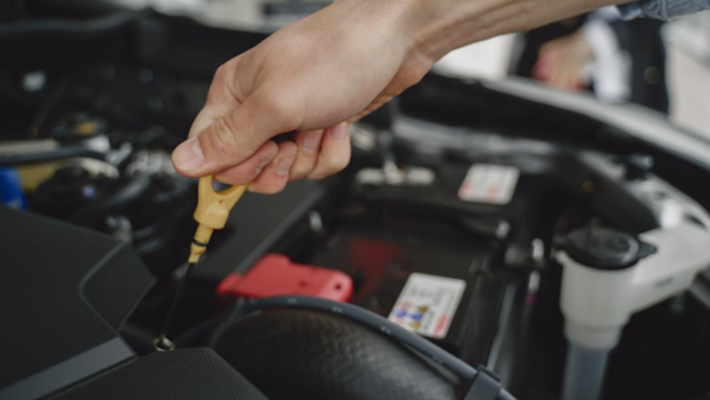 engine oil warning signs, engine oil change, old engine oil symptoms, engine oil replacement, bad engine oil signs, car oil maintenance, engine oil problems, when change engine oil, engine oil issues, car engine oil care